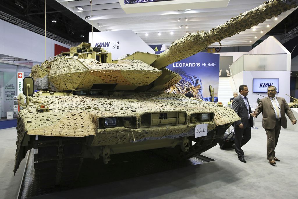 Dalam arsip foto 22 Februari 2017 ini, orang-orang berjalan melewati tank Leopard Krauss-Maffei Wegmann dengan tanda "terjual" di atasnya dalam Pameran dan Konferensi Pertahanan Internasional, yang dikenal dengan akronim IDEX, di Abu Dhabi, Uni Arab Emirat.