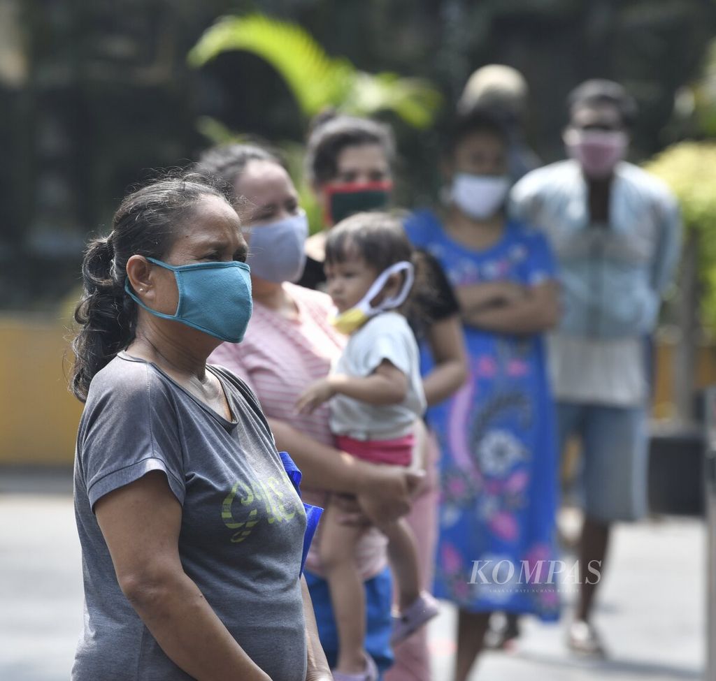 Warga mengenakan masker di tengah situasi pandemi Covid-19.