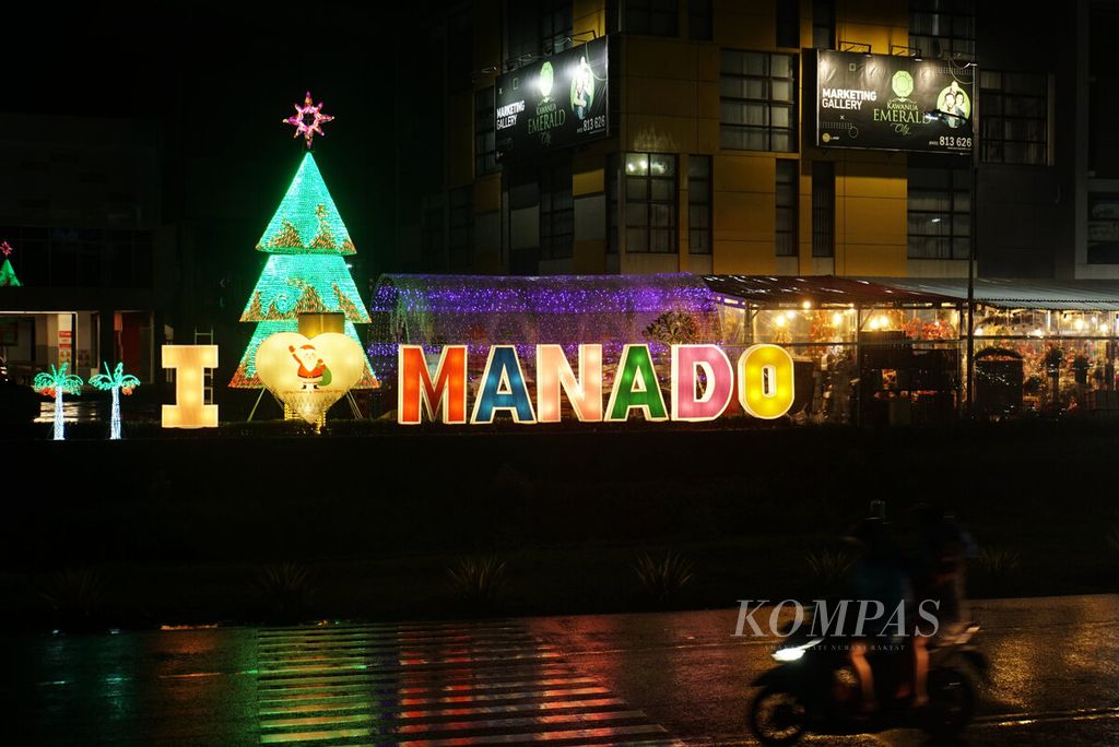 Lampu-lampu hias dan pohon natal didirikan di area Grand Kawanua City Walk, Manado, Sulut, Selasa (1/12/2020).
