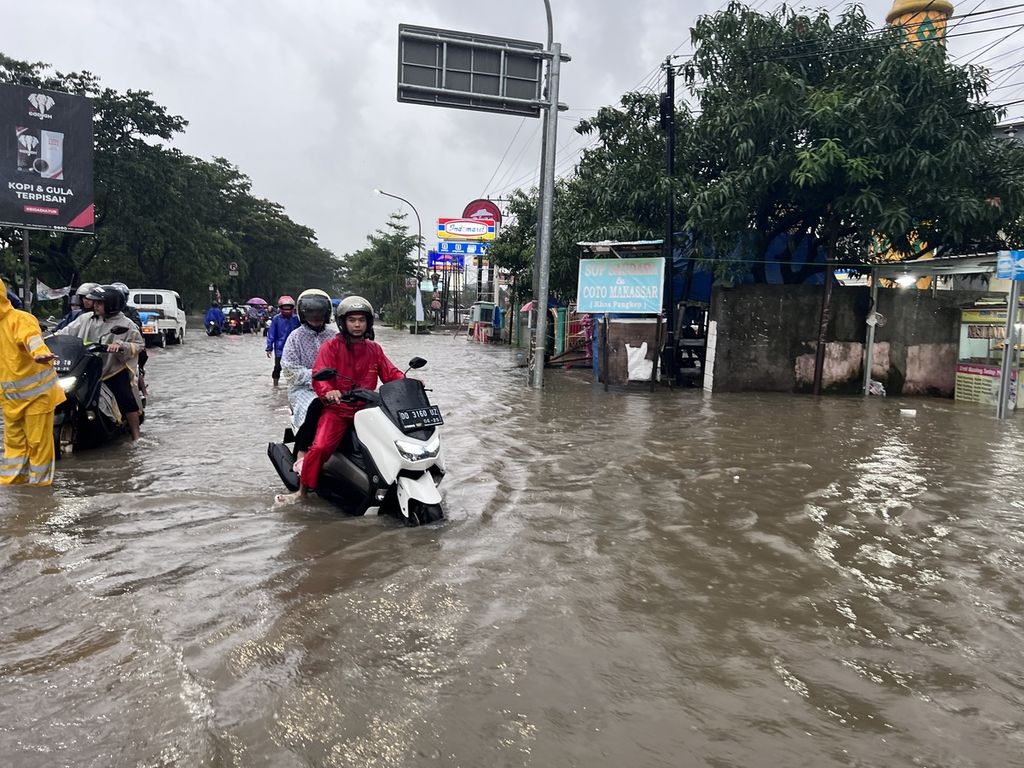 Jalan sekitar Bandara Sultan Hasanuddin yang tergenang, Jumat (18/11/2022. Genangan ini adalah imbas banjir di permukiman dan kawasan sekitar bandara. Hal ini menyebabkan penumpukan kendaraan di sekitar bandara sejak siang hingga malam.