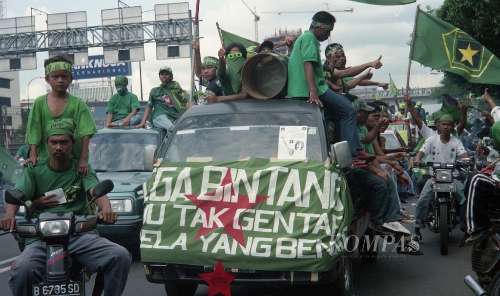 Atribut seperti spanduk Mega Bintang menghiasi kendaraan simpatisan saat kampanye PPP di kawasan Rawamangun, Minggu (11/5/1997). 