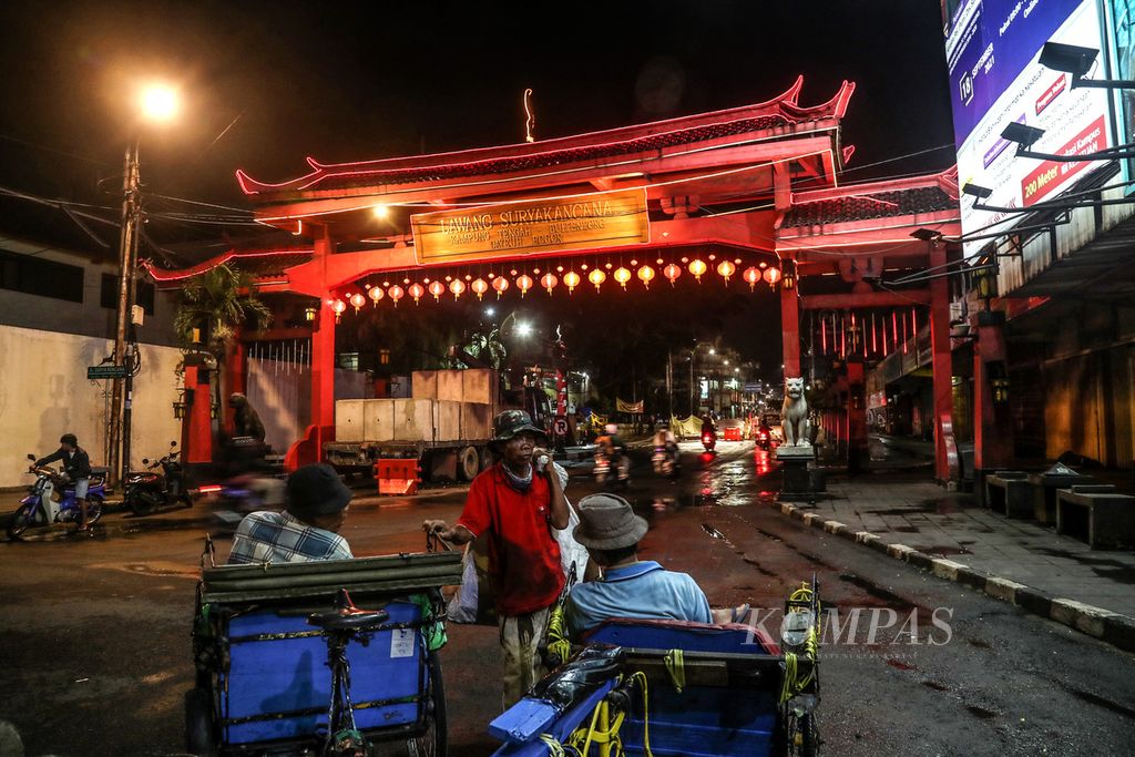 Suasana sekitar gerbang penanda kawasan Lawang Suryakencana di ujung Jalan Suryakencana, Kota Bogor, Jawa Barat, Selasa (26/10/2021) malam. 