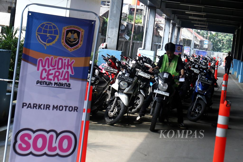 Petugas mengelompokkan sepeda motor milik peserta program mudik gratis Kementerian Perhubungan sesuai kota tujuan sebelum diberangkatkan menggunakan truk di Terminal Pondok Cabe, Tangerang Selatan, Banten, Jumat (5/4/2024). 