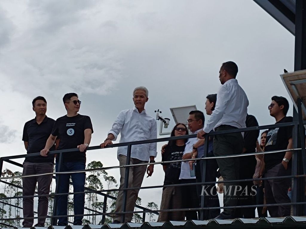 Calon presiden nomor urut 3, Ganjar Pranowo (ketiga dari kiri), didampingi Ketua Tim Pemenangan (TPN) Arsjad Rasjid berkunjung di Menara Pandang Ibu Kota Nusantara, Penajam Paser Utara, Kalimantan Timur, Kamis (7/12/2023).