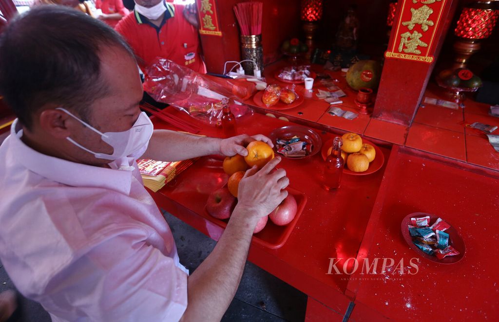 Aneka sesembahan seperti buah-buahan yang digunakan umat saat beribadat menyambut tahun baru Imlek 2573 di Wihara Dharma Bakti di kawasan Petak Sembilan, Glodok, Jakarta Barat , Selasa (1/2/2022). 