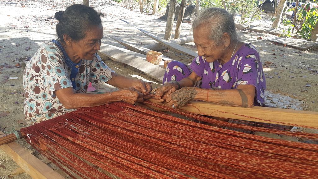 Wilhelmina Bona yang berusia 94 tahun (kanan) dan Margareta Muti (75) mengerjakan tenun ikat di Kampung Fatubesi, Desa Manulea, Kabupaten Malaka, NTT, pada 31 Oktober 2020.