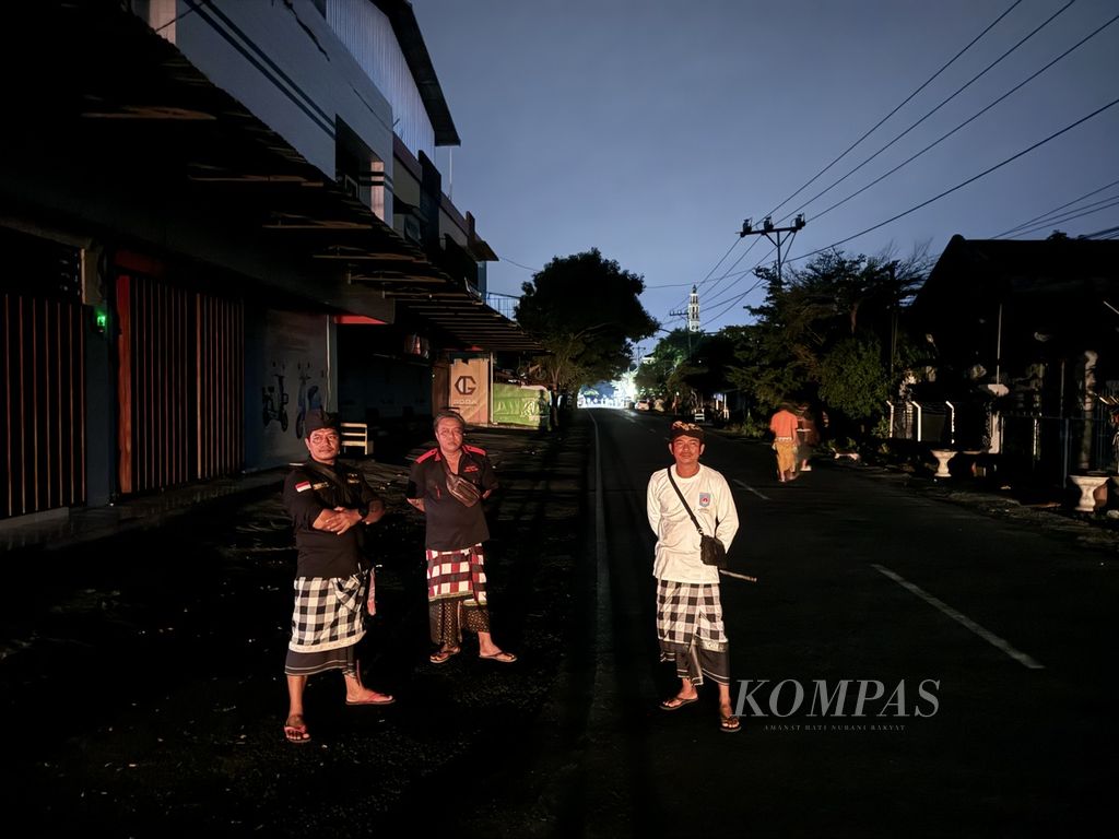 Para pecalang berjaga tidak jauh dari Masjid At Taqwa Karang Bedil, Cakranegara Timur, Cakranegara, Kota Mataram, Nusa Tenggara Barat, yang melaksanakan shalat Tarawih pertama, Senin (11/3/2024) malam. 