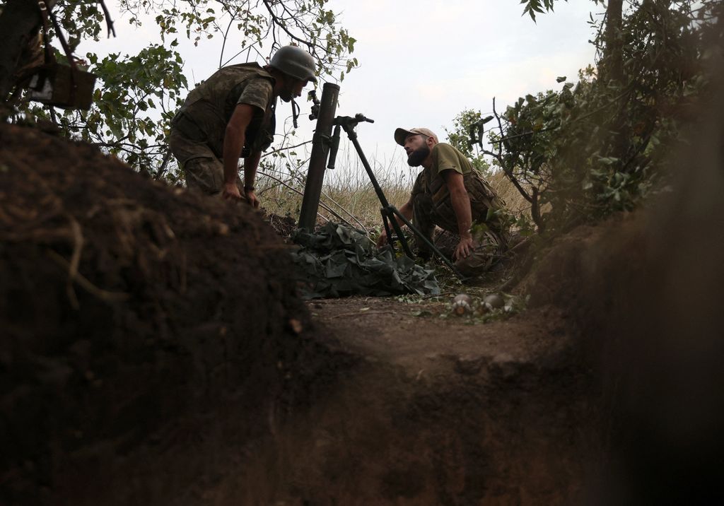 Para tentara Ukraina mempersiapkan peluncur mortir di garis depan pertempuran di Donetsk, 15 Agustus 2022.