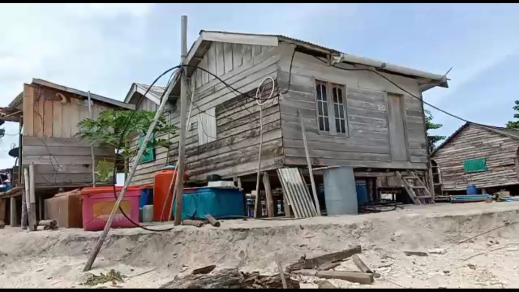 Kondisi sejumlah rumah warga suku Laut yang terdampak abrasi di Pulau Mensemut, Kelurahan Penaah, Kecamatan Senayang, Kabupaten Lingga, Kepulauan Riau, Jumat (11/12/2020).