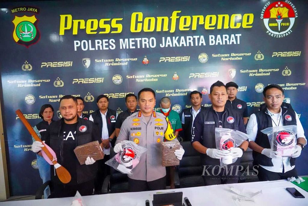 Kepala Polres Metro Jakarta Barat Komisaris Besar M Syahduddi (tengah) bersama jajarannya menunjukkan tembakau gorila di Markas Polres Metro Jakarta Barat, Rabu (20/12/2023).