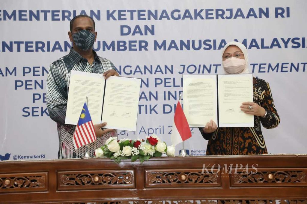 Menteri Ketenagakerjaan Ida Fauziyah bersama Menteri Sumber Daya Malaysia Dato' Sri M. Saravanan Murugan seusai menandatangani Nota Kesepahaman (Memorandum of Understanding/MOU) Penempatan dan Perlindungan Pekerja Migran Indonesia di Malaysia, Jumat (1/4/2022), di Jakarta.