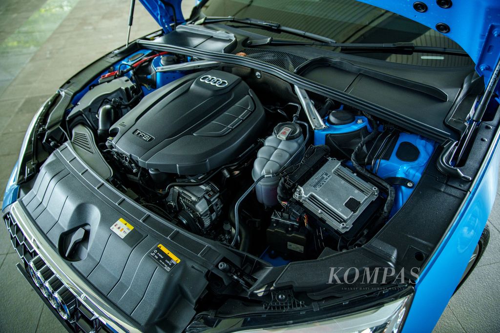 Ruang mesin Audi A5 Sportback 40 TFSI S-Line berisi mesin bensin empat silinder berkapasitas 2.0 liter (1.984 cc) dengan turbo.  Foto diambil di area Indonesia Convention Exhibition (ICE) BSD City, Tangerang, Banten, Kamis (9/6/2022). 