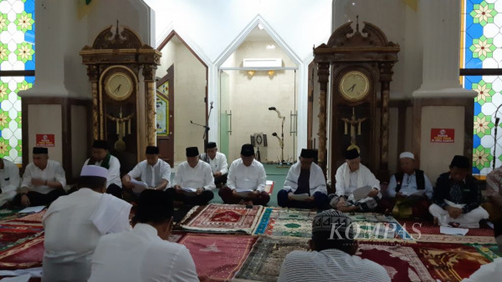 Penjabat Gubernur Sulawesi Tenggara Andap Budhi Revianto bersama sejumlah pejabat Pemprov Sultra mengikuti zikir menyambut Tahun Baru 2024 di Kendari, Minggu (31/12/2023). Kegiatan ini juga diikuti ratusan warga dan jemaah Masjid Agung Al Kautsar.