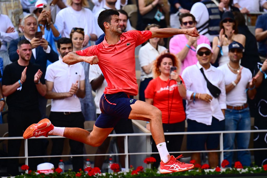 Novak Djokovic meluapkan kegembiraan usai mengalahkan Casper Ruud pada laga final Grand Slam Perancis Terbuka di Lapangan Philippe-Chatrier, Roland Garros, Paris, Minggu (11/6/2023). Hasil ini menjadi gelar Grand Slam Djokovic ke -23.