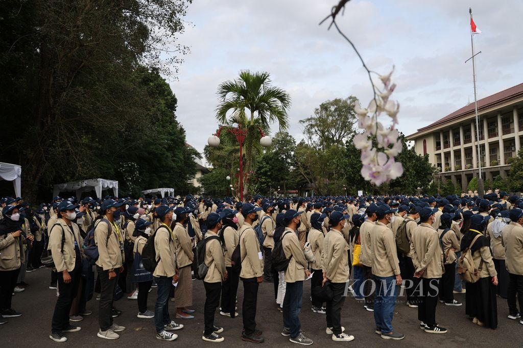 Mahasiswa mengikuti upacara penerjunan peserta Kuliah Kerja Nyata-Pembelajaran Pemberdayaan Masyarakat di halaman Balairung Universitas Gadjah Mada, Yogyakarta, Jumat (24/6/2022). 