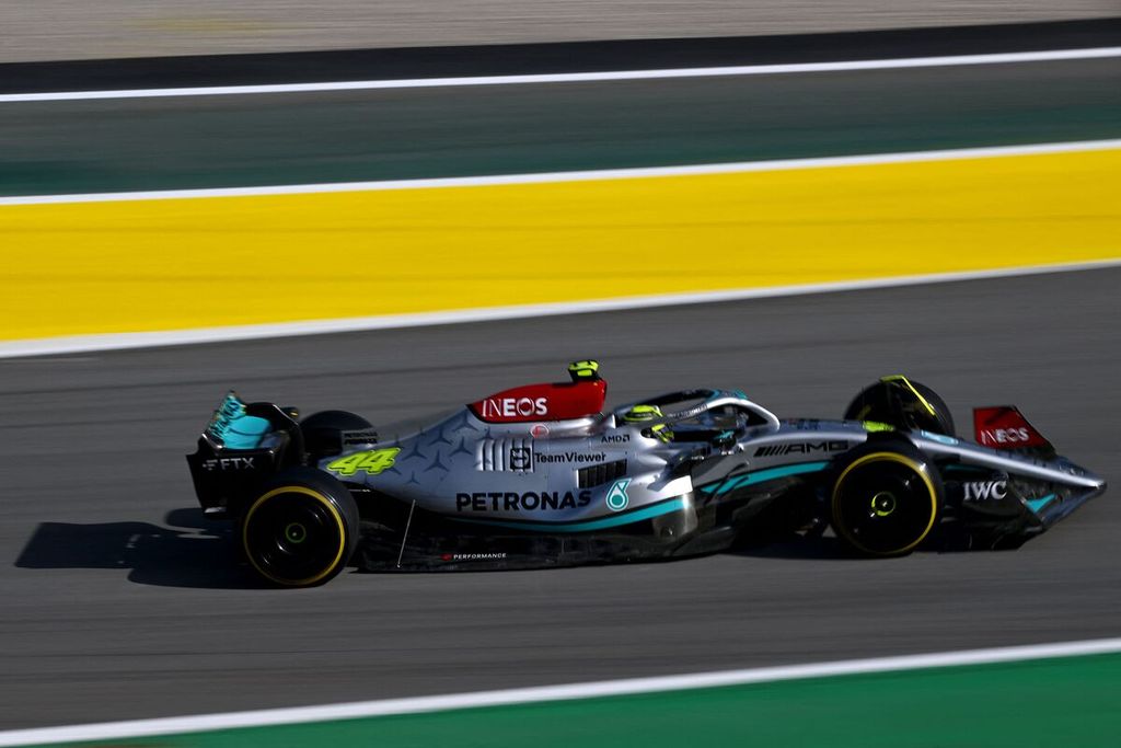 Pebalap Mercedes Lewis Hamilton dalam mobilnya saat sesi latihan bebas kedua Grand Prix Formula 1 seri Spanyol di Sirkuit Barcelona-Catalunya, Montmelo, Spanyol, Jumat (20/5/2022). 