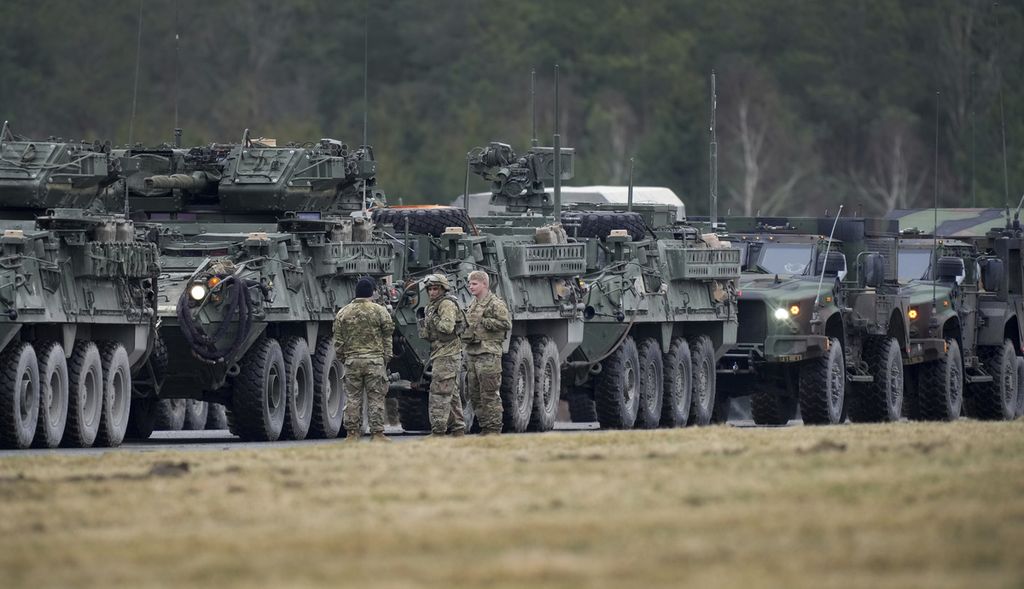 Pasukan dari Resimen Kavaleri II membariskan kendaraan militer di Pangkalan Militer di Vilseck, Jerman, Rabu (9/2/2022).