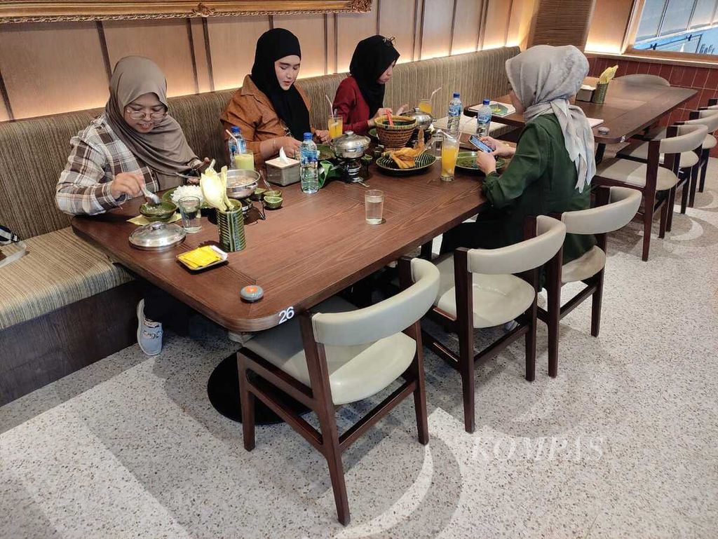 Beberapa pengunjung menikmati aneka masakan di Ikan Bakar Cianjur cabang Cipete, Jakarta, Jumat (8/3/2024).