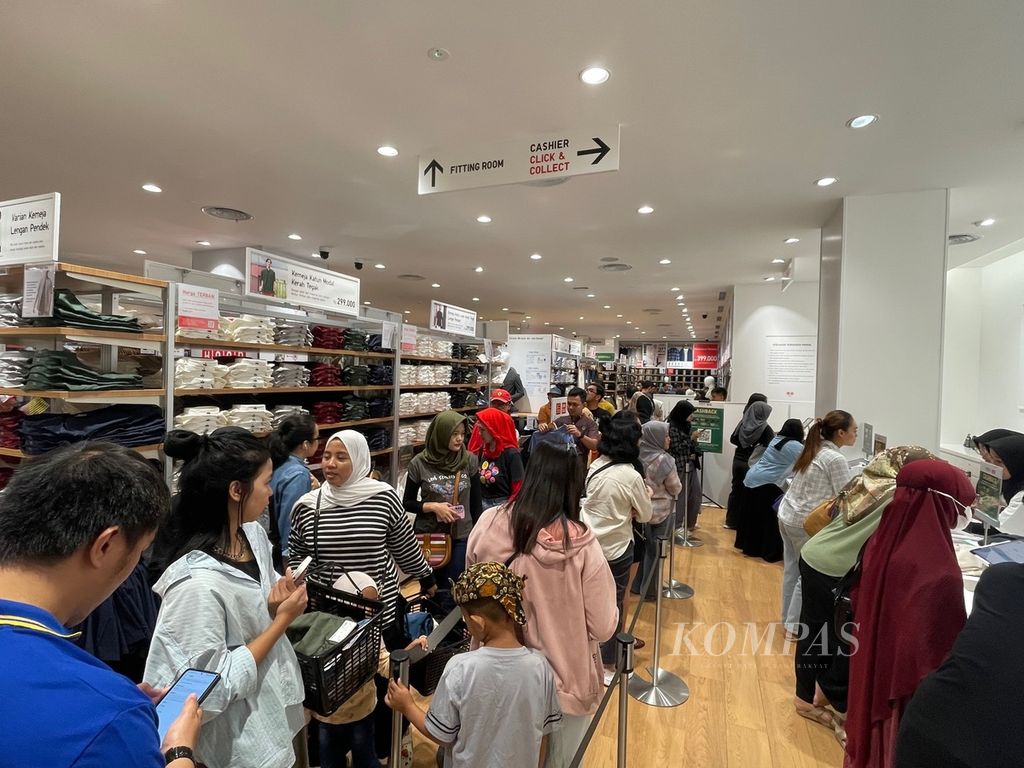 The atmosphere at the opening of the Uniqlo outlet at CSB Mall Cirebon on Friday (29/3/2024).