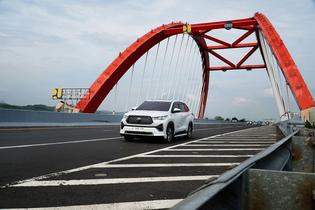 Toyota Kijang Innova Zenix Hybrid melintasi Jembatan Kalikuto di Weleri, Kabupaten Kendal, Jawa Tengah, Senin (26/8/2024), dalam perjalanan Journalist Test Drive (JTD) yang digelar PT Toyota-Astra Motor selama tiga hari.