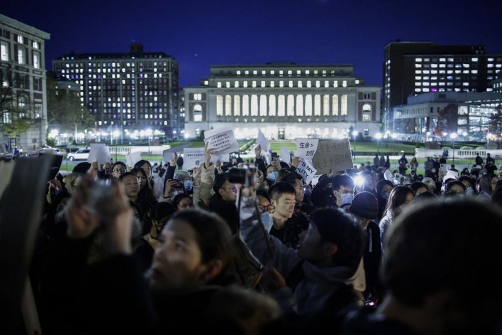 Warga berkumpul di Columbia University, New York, Amerika Serikat, 28 November 2022, untuk berunjuk rasa mengungkapkan dukungan pada demonstrasi di China yang menuntut penghentian karantina wilayah terkait Covid-19. 