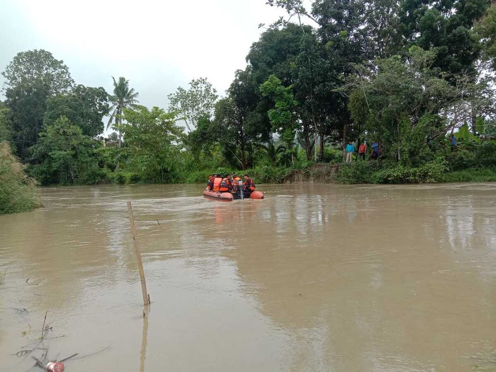 Perahu karet berisi personel Basarnas Kendari bersama sejumlah instansi terkait melakukan pencarian seorang warga yang diterkam buaya pada Rabu (11/5/2022), di Kolaka Timur, Sulawesi Tenggara. 