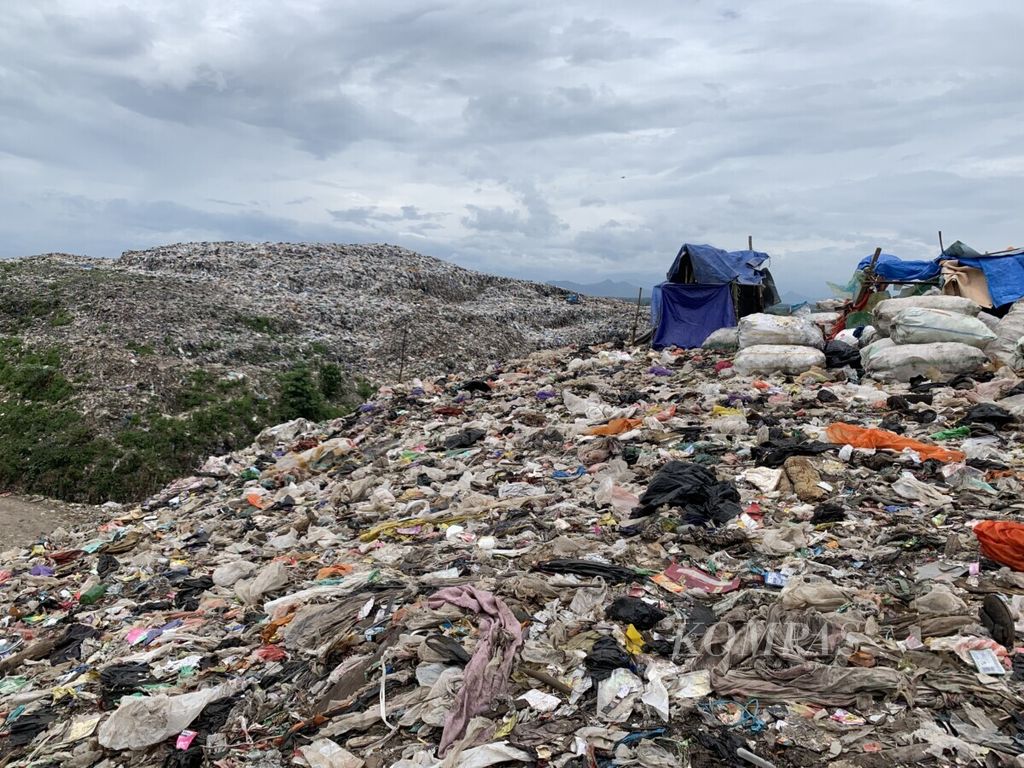 Timbulan sampah di TPA Tamangapa, Makassar, Sulawesi Selatan, Senin (20/9/2021), tampak menggunung. Sampah menjadi salah satu persoalan pelik yang dihadapi Makassar.