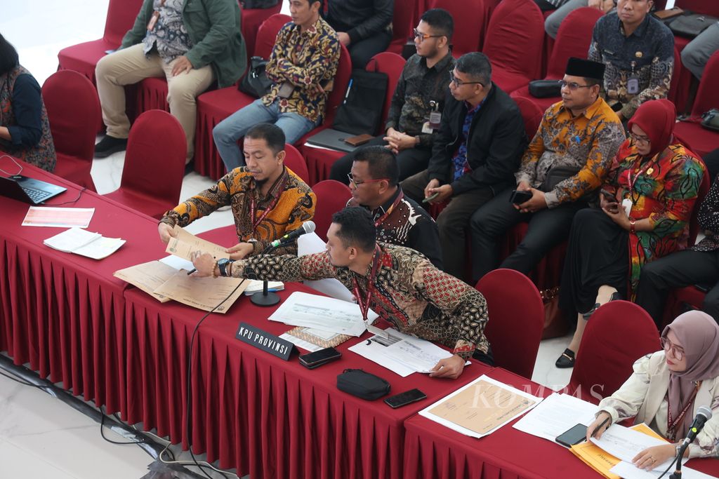 Anggota Ketua Komisi Pemilihan Umum provinsi Sulawesi Tenggara mengikuti rapat pleno terbuka rekapitulasi hasil penghitungan perolehan suara tingkat nasional serta penetapan hasil pemilu provinsi Sulawesi Tenggara di Kantor KPU, Jakarta, Rabu (13/3/2024). Jadwal rekapitulasi suara tingkat nasional untuk Pemilu 2024 akan dilaksanakan hingga 20 Maret 2024 dan pengumuman hasil rekapitulasi perolehan suara pada 21 Maret 2024.