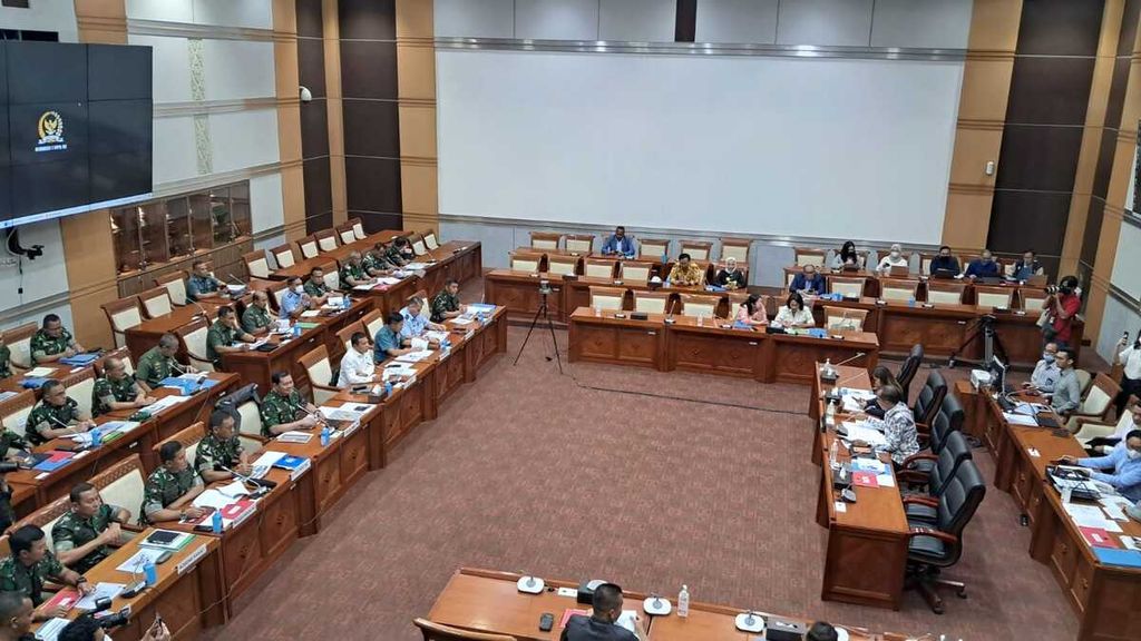 Working meeting of Commission I of the DPR with Deputy Minister of Defense M Herindra, TNI Commander Admiral Yudo Margono, and representatives of the Chiefs of Staff of the Army, Navy and Air Force, at the Parliament Complex, Jakarta, Monday (3/4/2023).
