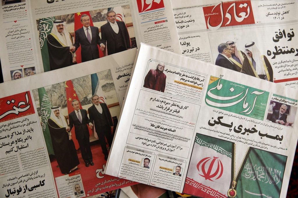 Newspapers in Tehran feature on their front page news about the China-brokered deal between Iran and Saudi Arabia to restore ties, signed in Beijing the previous day, on March, 11 2023. - Riyadh and Tehran announced on March 10 that after seven years of severed ties they would reopen embassies and missions within two months and implement security and economic cooperation agreements signed more than 20 years ago. 