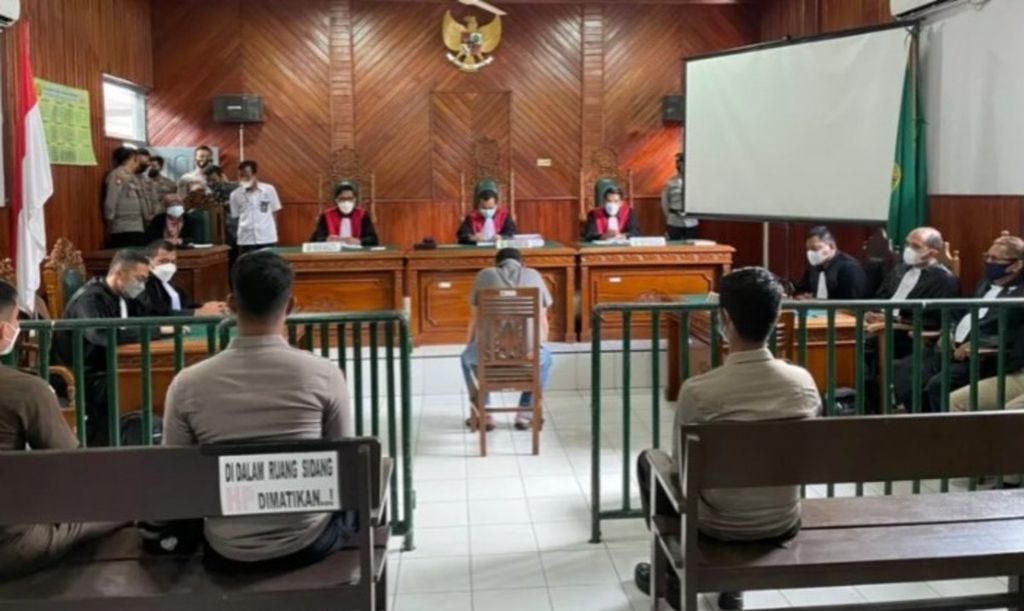 Suasana sidang putusan kasus penembakan buron judi Deki Susanto oleh Brigadir K, anggota Kepolisian Resor Solok Selatan, di Pengadilan Negeri Kotobaru, Kabupaten Solok, Sumatera Barat, Senin (25/10/2021).