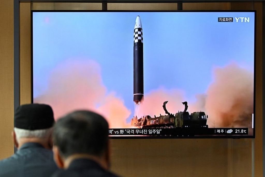 Warga di stasiun kereta api di Seoul, Korea Selatan, 25 September 2022, menyaksikan pada layar televisi mereka sebuah siaran yang menayangkan uji coba rudal oleh Korea Utara. Tahun ini, Korea Utara semakin intensif menggelar uji coba rudal. (Photo by Jung Yeon-je / AFP)