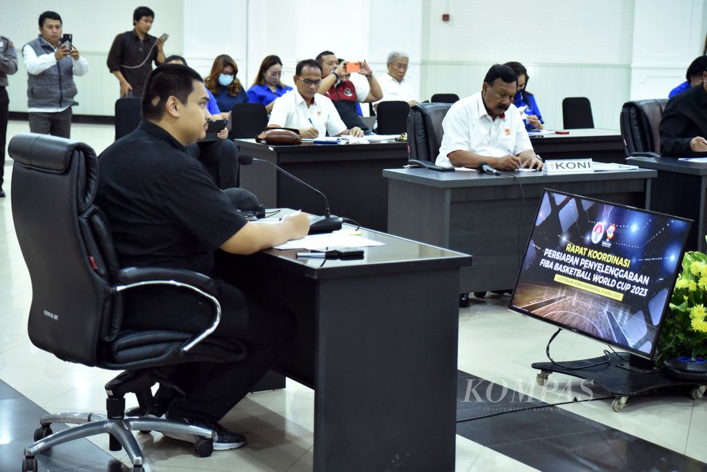 Menteri Pemuda dan Olahraga Dito Ariotedjo memimpin rapat koordinasi lintas kementerian/lembaga dalam persiapan Piala Dunia Bola Basket FIBA 2023 di Kantor Kemenpora, Jakarta, Senin (10/4/2023). 