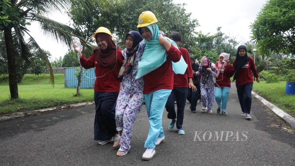 Karyawan dan perawat Rumah Sakit Pertamina Cilacap, Jawa Tengah, menggelar simulasi penanggulangan bencana alam gempa bumi dan tsunami, Rabu (30/1/2019). 