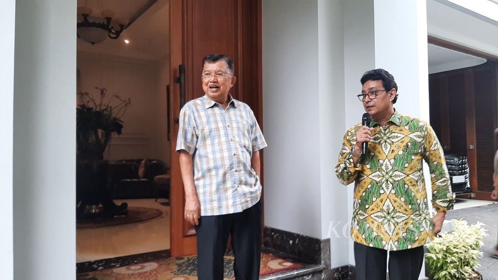 Wakil Presiden ke-10 dan ke-12 RI Jusuf Kalla menggelar konferensi pers di kediamannya di Jalan Brawijaya, Jakarta Selatan, Rabu (10/1/2024).