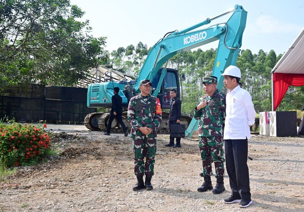 Presiden Joko Widodo mengapresiasi dimulainya pembangunan komando distrik militer (kodim) di kawasan Ibu Kota Nusantara (IKN), Kabupaten Penajam Paser Utara, Kalimantan Timur, pada Kamis, 21 Desember 2023. 