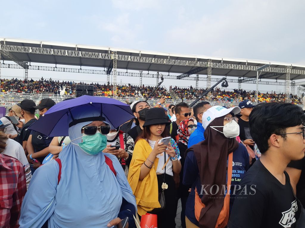 Penonton memadati area sekitar Jakarta International Circuit, Ancol, Jakarta Utara, Sabtu (4/6/2022).