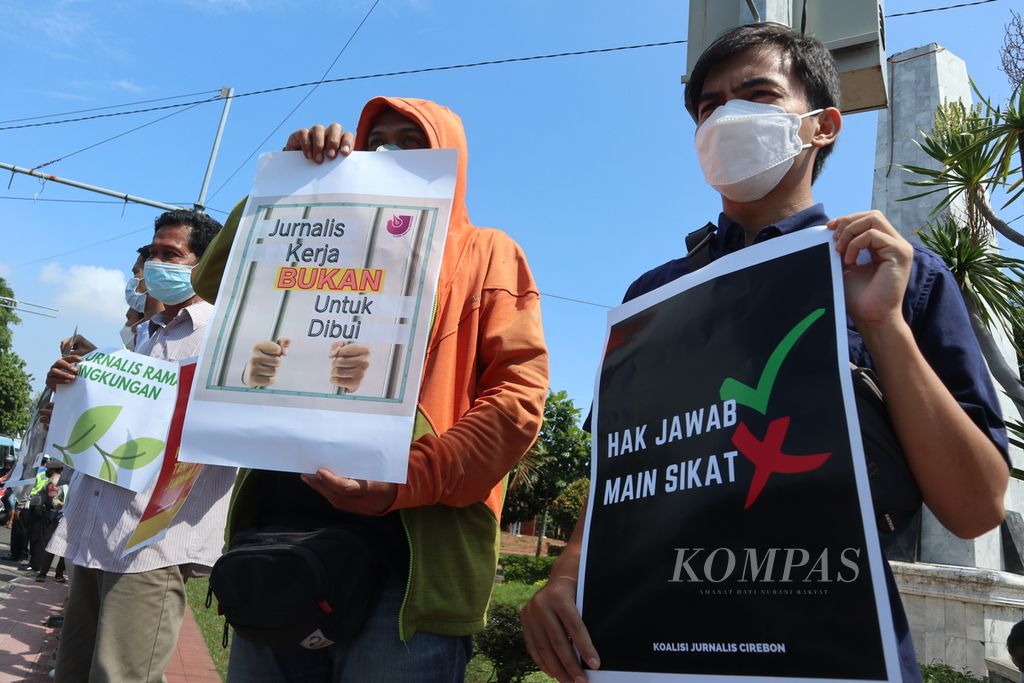 Sejumlah jurnalis yang tergabung dalam Koalisi Jurnalis Cirebon menggelar aksi peringatan Hari Kebebasan Pers Sedunia di Tugu Proklamasi, Kota Cirebon, Jawa Barat, Senin (30/5/2022). Aksi yang digagas Aliansi Jurnalis Independen itu untuk menyuarakan pentingnya kebebasan pers. 