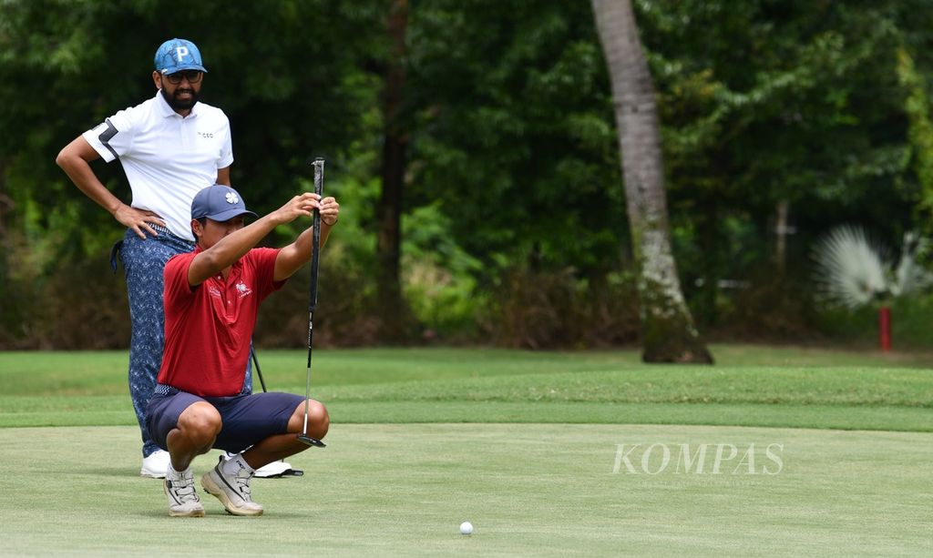Pegolf profesional Kevin C Akbar bersiap memukul bola dalam turnamen PRO-AM CEO Golf Hub di Damai Indah Golf PIK Course, Jakarta Utara, Selasa (30/1/2024). PRO-AM CEO Golf Hub merupakan rangkaian penutup dari acara KOMPAS100 CEO Forum Powered by PLN di tahun ke-14. 