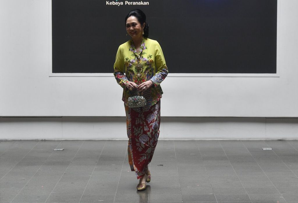 Model membawakan busana kebaya peranakan kreasi Radja Art dalam Hadiprana Fashion Festival 2023 di Mitra Hadiprana, Jakarta, Selasa (28/3/2023). 