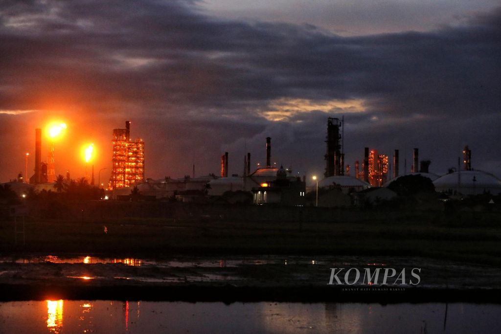 Lanskap kilang Pertamina Refinery Unit (RU) IV Cilacap yang dikelola oleh PT Kilang Pertamina Internasional (PT KPI) di Cilacap, Jawa Tengah, Jumat (28/10/2022).