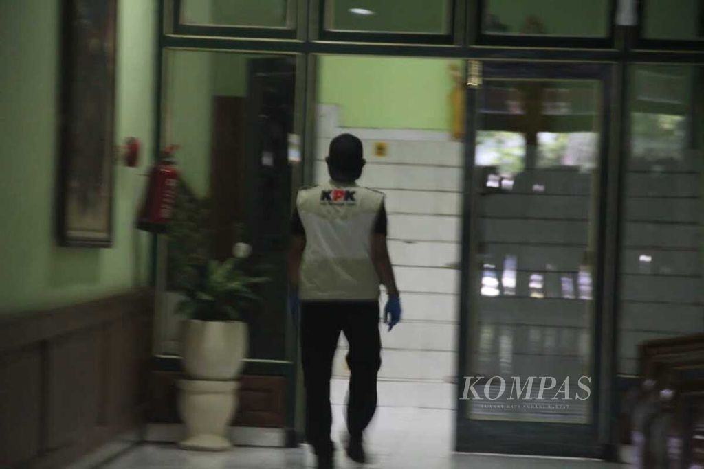 Seorang petugas Komisi Pemberantasan Korupsi  berada di dekat ruangan kerja Wali Kota Yogyakarta, Selasa (7/6/2022) siang.