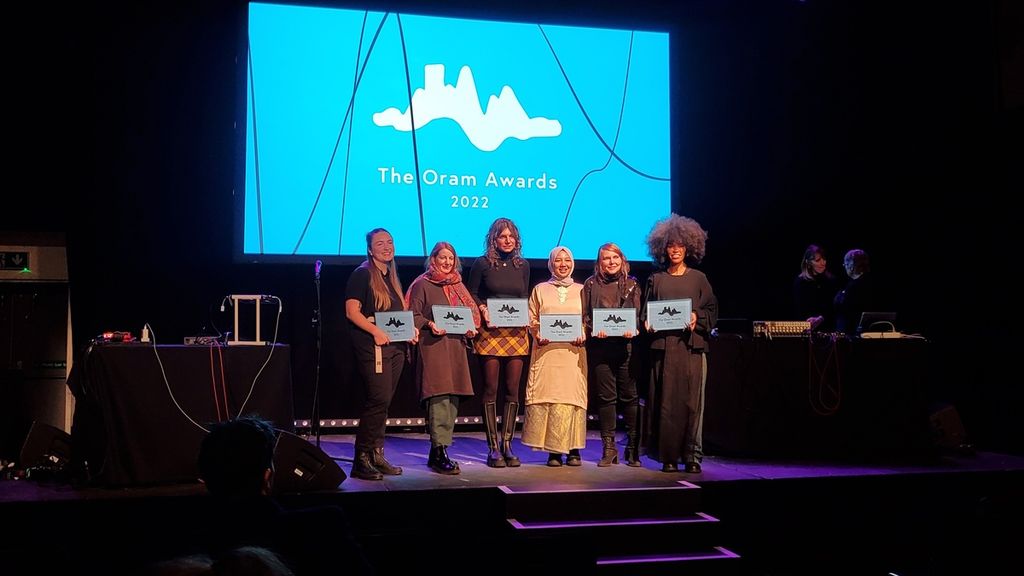 Musisi berdarah Minangkabau, Rani Jambak (ketiga dari kanan), menerima penghargaan internasional The Oram Awards bersama para perempuan musisi lainnya di Huddersfield, Inggris, Kamis (24/11/2022).