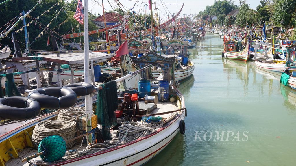 Deretan kapal milik nelayan di pesisir utara Sampang, Pulau Madura, Jawa Timur, yang menunda ke laut karena La Nina dan anomali cuaca yang memicu gelombang tinggi, Selasa (20/6/2022). 