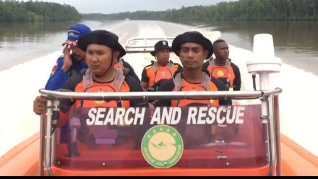 Tim SAR gabungan mencari 11 penumpang yang belum ditemukan ketika Kapal Motor Usaha Baru tengelam di Perairan Timika,Rabu (6/7/2022). 
