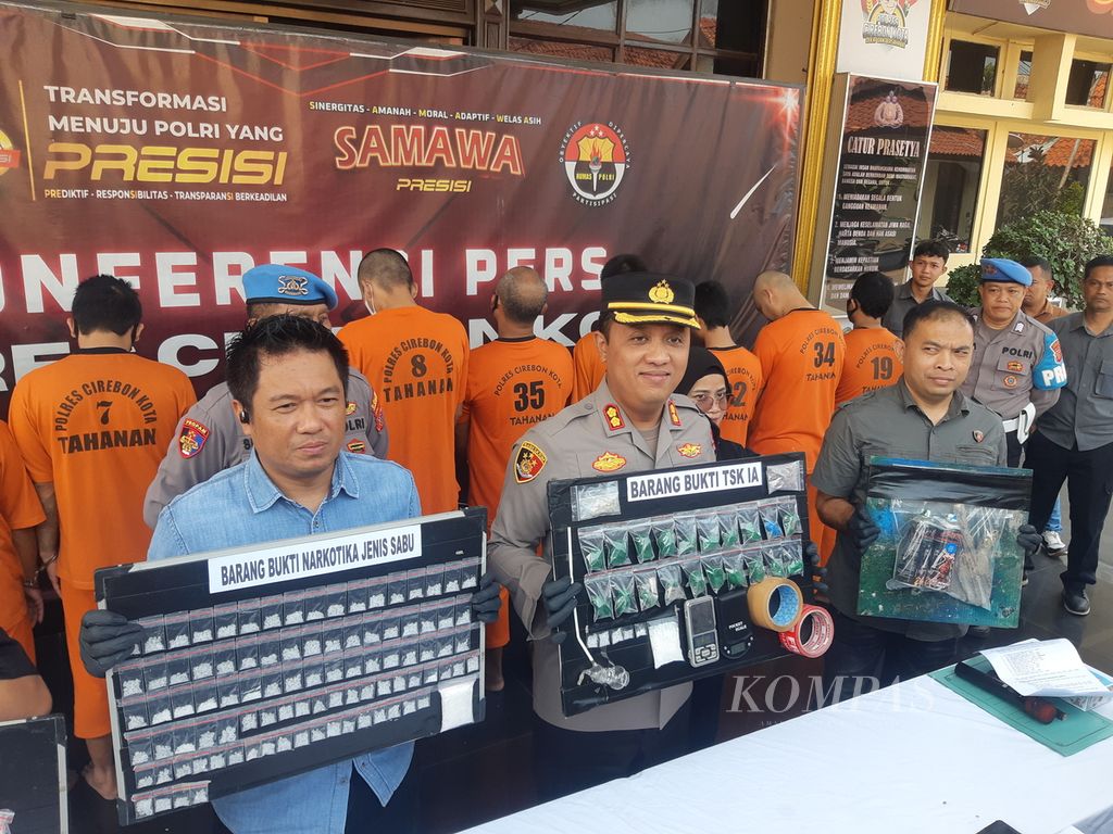 The Head of Cirebon City Police, Adjunct Commissioner Rano Hadiyanto (center), shows evidence of drug busts on Friday (10/5/2024) in Cirebon, West Java. One of the cases uncovered was the modus operandi of distributing methamphetamine by mixing it with cement.
