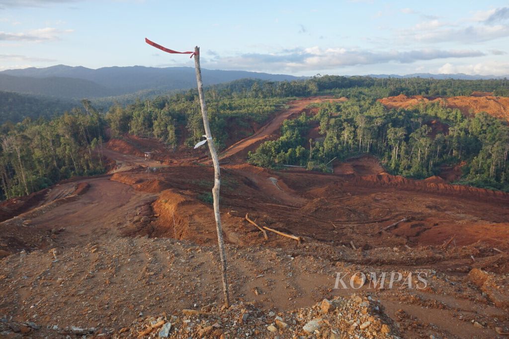 Kondisi pertambangan nikel di daerah bukit Desa Tambakua, Langgikima, Konawe Utara, Sulawesi Tenggara, seperti terlihat pada Senin (5/8/2019). Tidak adanya pengawasan berarti membuat penambangan rentan terjadinya pelanggaran dari perusahaan. 