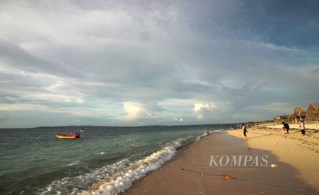 Pengunjung berwisata di Pantai Tablolong, Kupang, Nusa Tenggara Timur, Selasa (29/11/2022). Pantai ini berjarak sekitar 30 kilometer dari Kota Kupang yang dapat ditempuh dalam waktu satu jam dengan perjalanan darat.