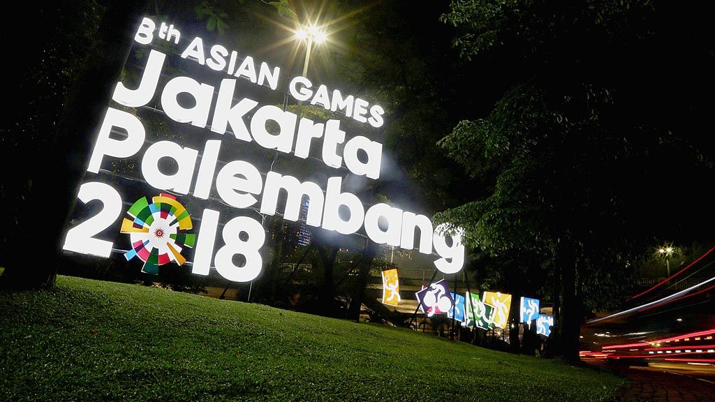 Media promosi  Asian Games Jakarta-Palembang 2018 menghiasi Jalan Jenderal Sudirman di kawasan Semanggi, Jakarta, Jumat (3/11) malam. Pemerintah berkejaran dengan waktu mempersiapkan fasilitas pertandingan untuk Asian Games 2018.