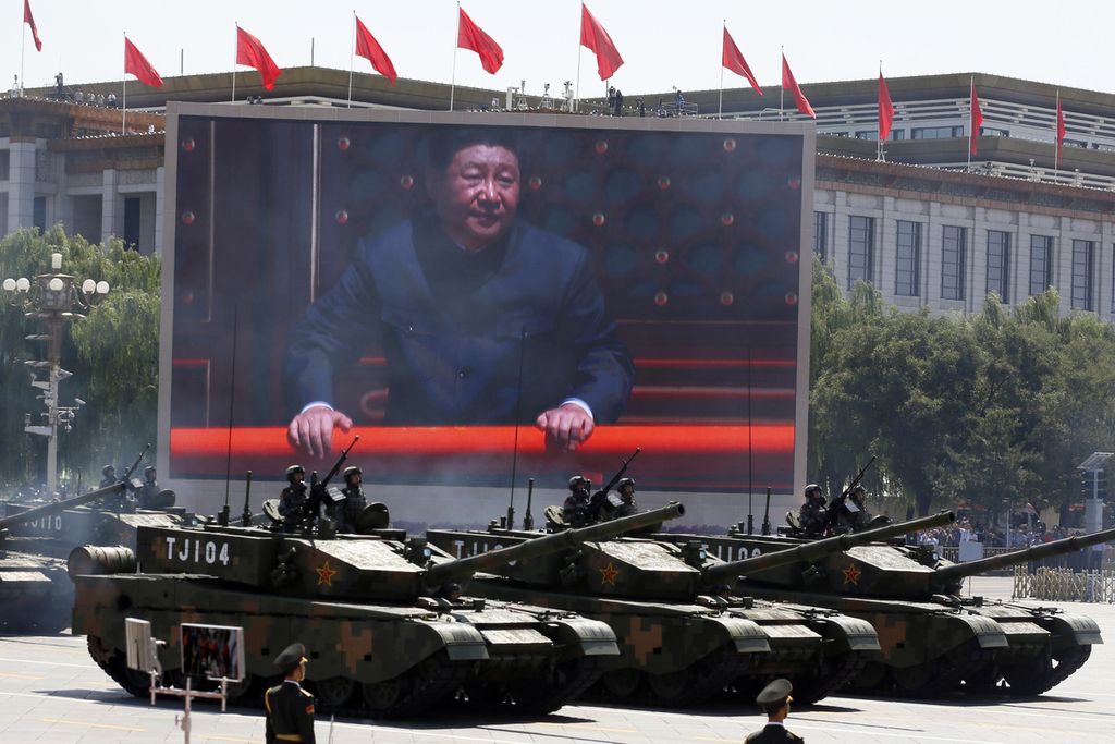 Foto Presiden China Xi Jinping dipajang di layar lebar ketika tank tempur tipe 99A2 berparade untuk memperingati 70 tahun Jepang menyerahkan diri saat Perang Dunia II di depan Gerbang Tiananmen di Beijing, 3 September 2015. 